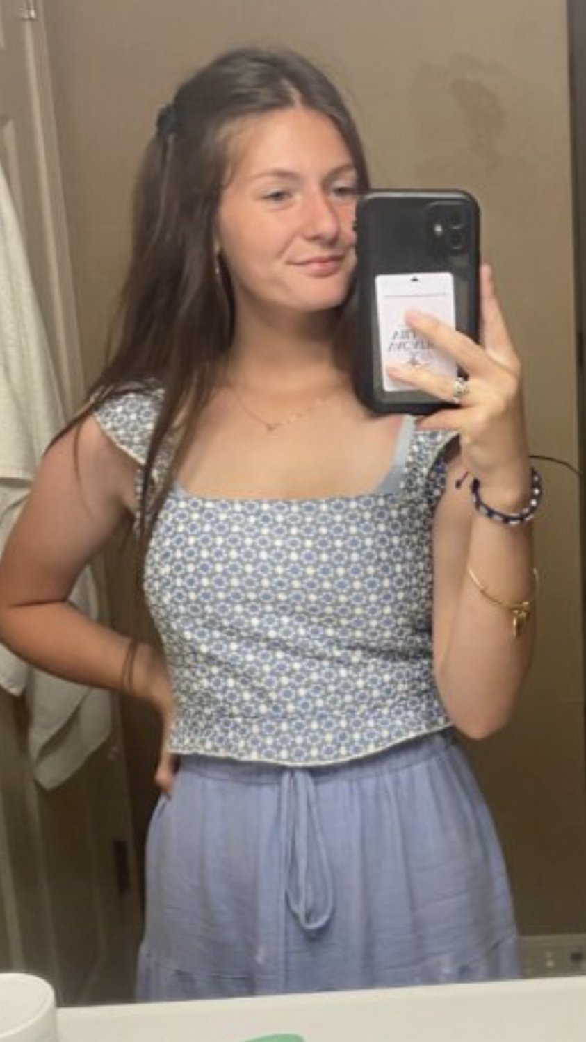 Big saggy tits on this young college whore. Nice bush too 🤤 #UgcrEvBS